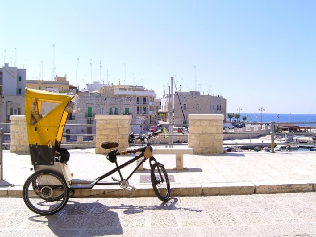 Palazzo Morola XIV Century Apartment Giovinazzo Luaran gambar