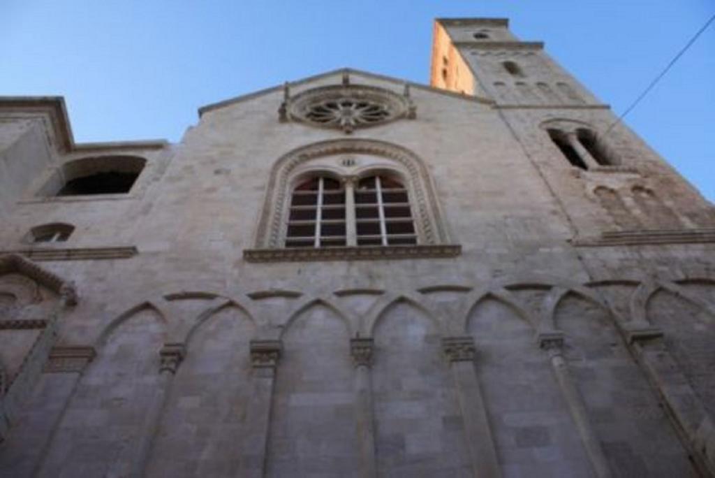 Palazzo Morola XIV Century Apartment Giovinazzo Luaran gambar